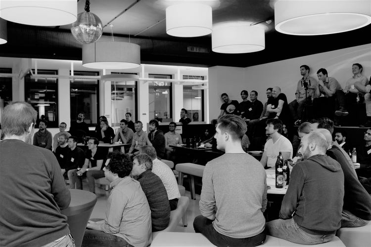 Die Teilnehmenden lauschen Christoph Behounek's Vortrag zum Thema Performance-Optimierung durch Nachladen von JavaScript-Bibliotheken