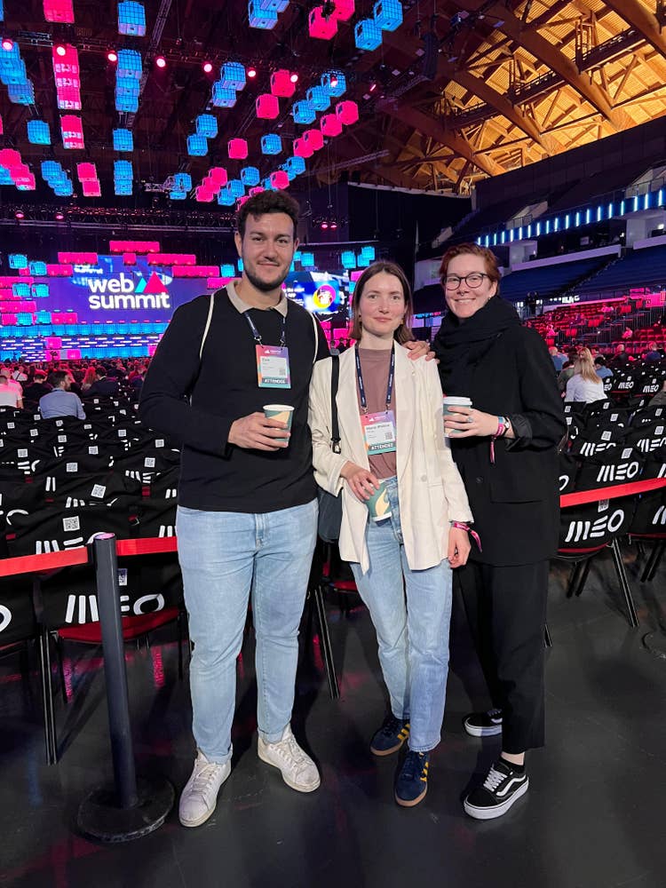 Aline, Cem, Marie vor Leinwand